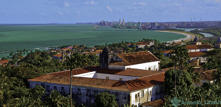 Recife vista de Olinda, com igrejas e mosteiro