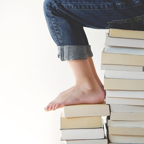 books, feet, legs-1841116.jpg